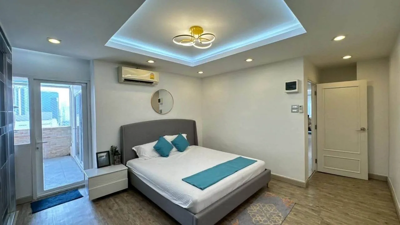 3 bedroom condo for rent in Rama 9 Bangkok - kitchen and dining area