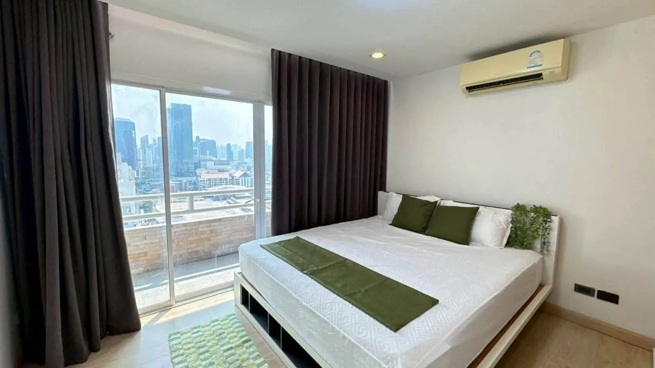 3 bedroom condo for rent in Rama 9 Bangkok - swimming pool and building amenities