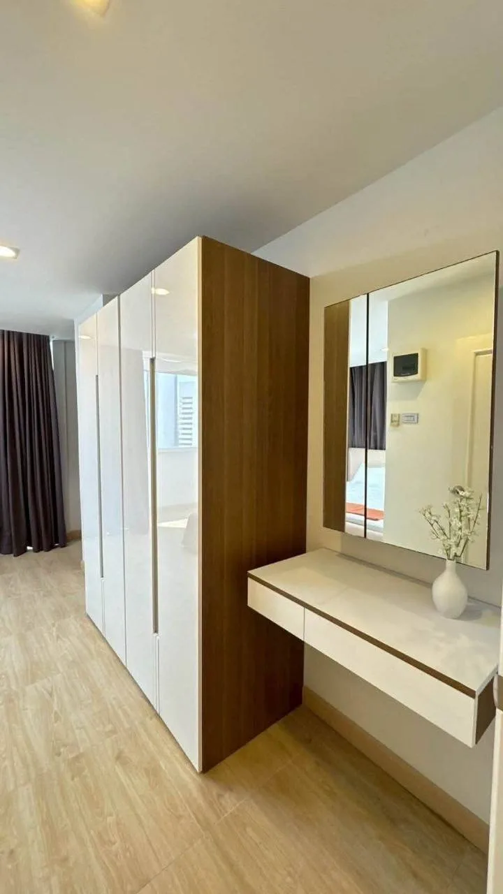 3 bedroom condo for rent in Rama 9 Bangkok - kitchen and dining area