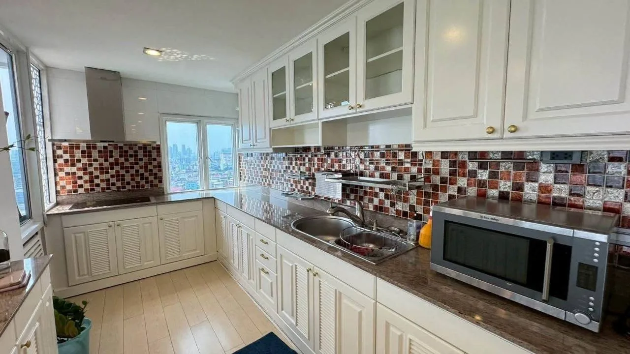 3 bedroom condo for rent in Rama 9 Bangkok - bathroom and modern finishes
