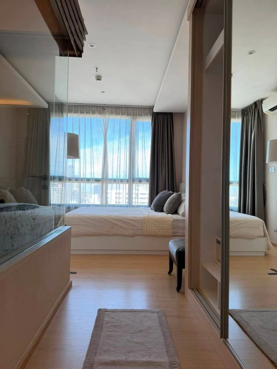 1 bedroom condo for sale in Sukhumvit Bangkok - living room view
