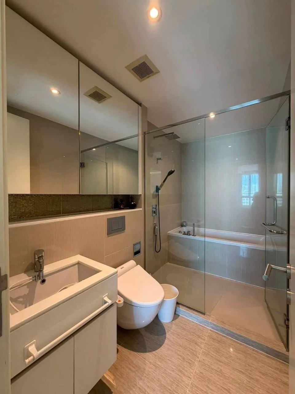 1 bedroom condo for sale in Sukhumvit Bangkok - kitchen and dining area
