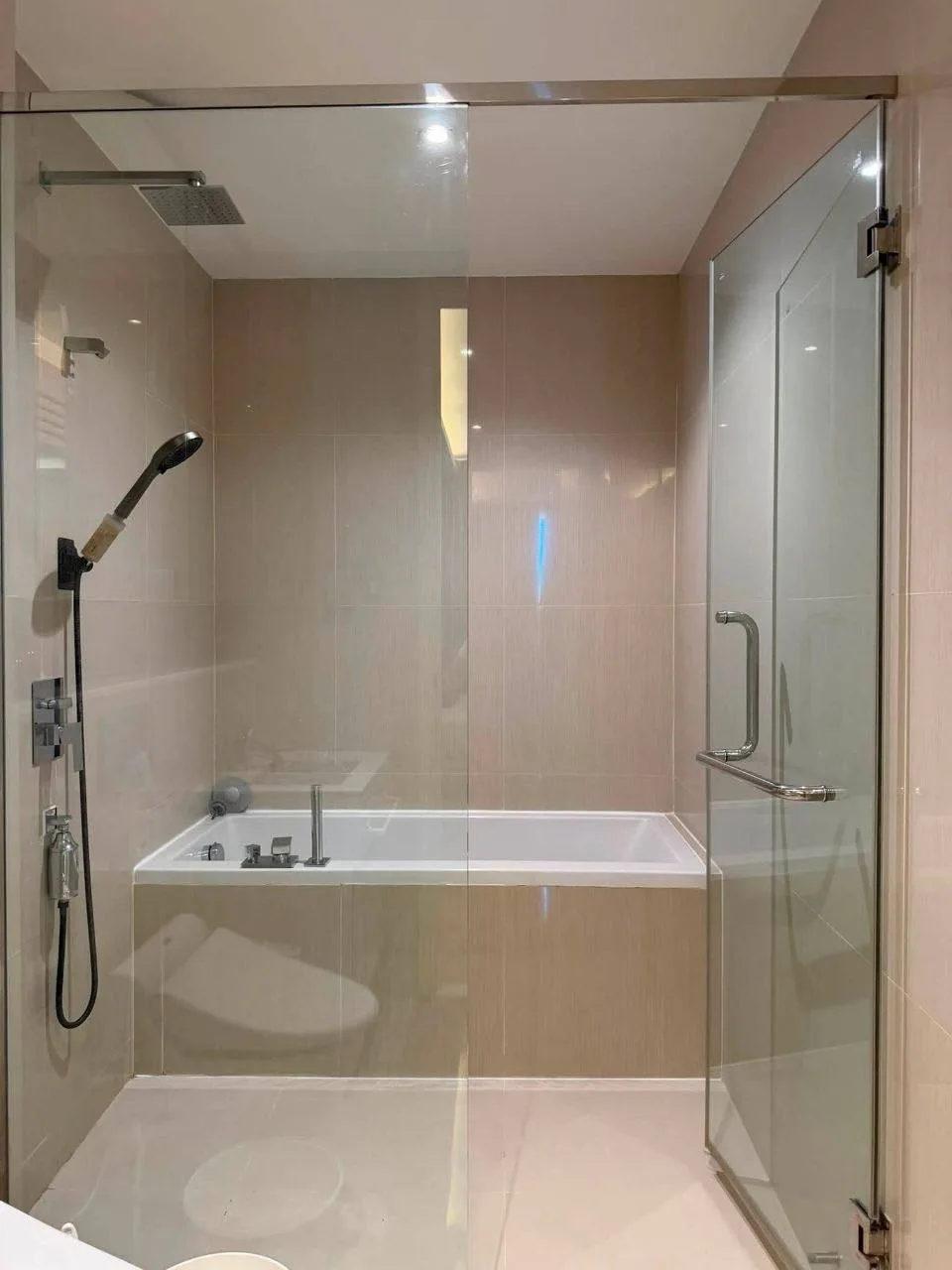 1 bedroom condo for sale in Sukhumvit Bangkok - bathroom and modern finishes
