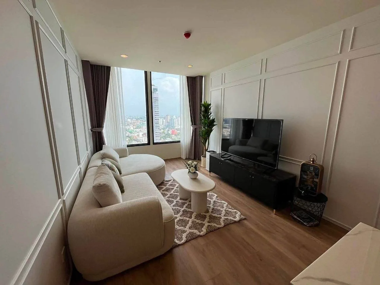 2 bedroom condo for rent in Thong Lo Bangkok - swimming pool and building amenities