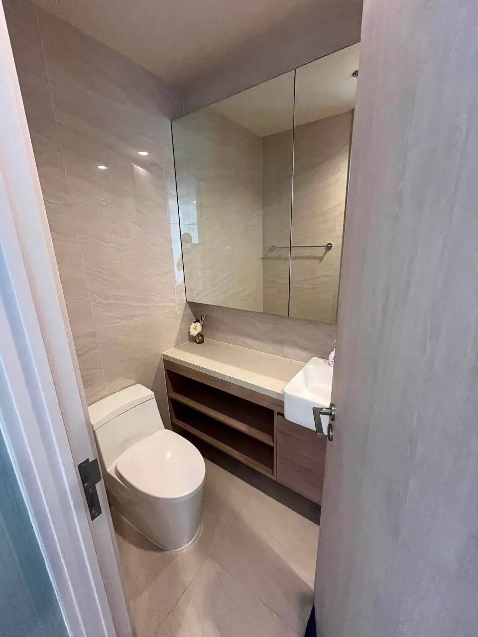 2 bedroom condo for rent in Thong Lo Bangkok - master bedroom interior