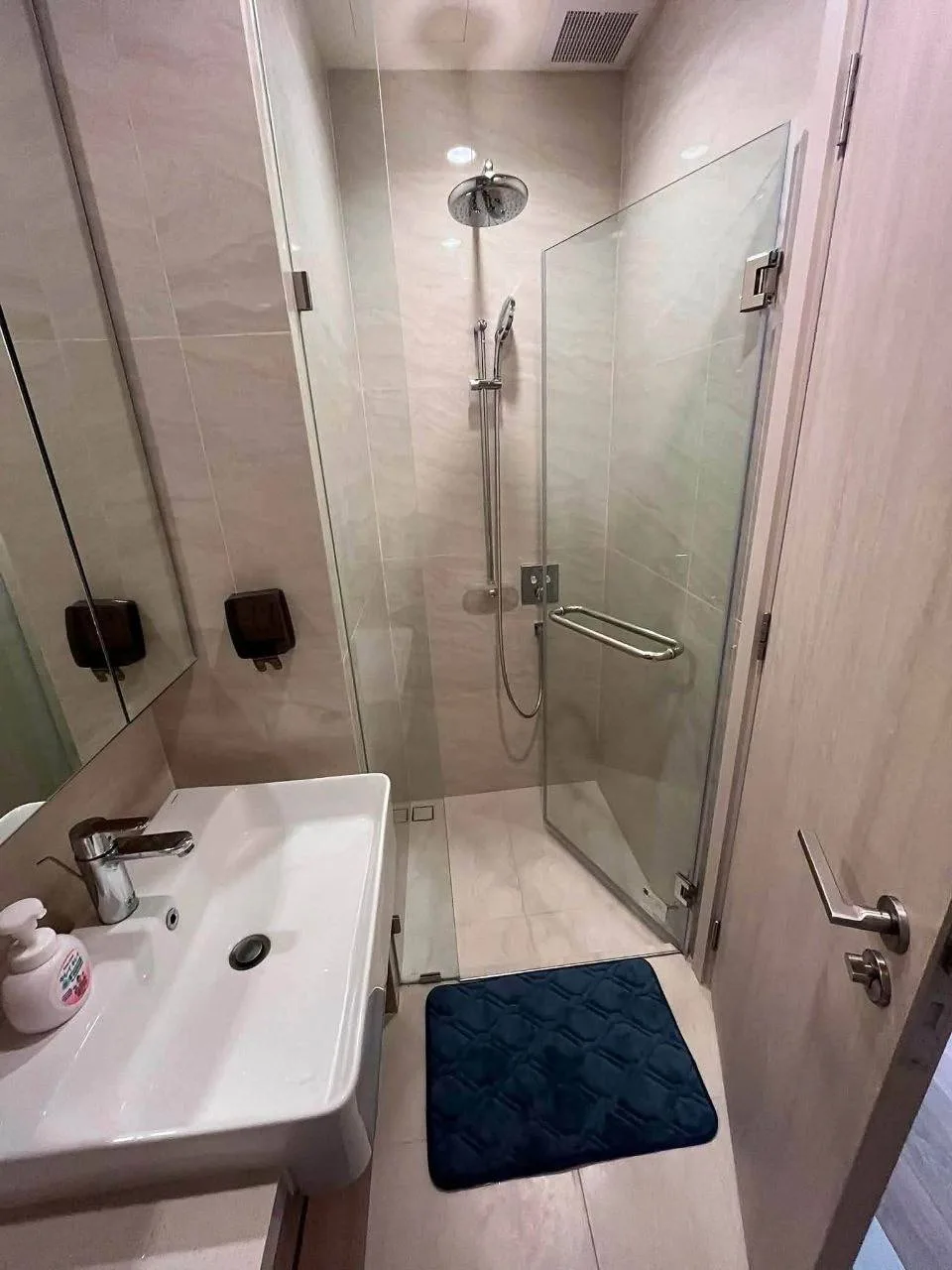 2 bedroom condo for rent in Thong Lo Bangkok - bathroom and modern finishes
