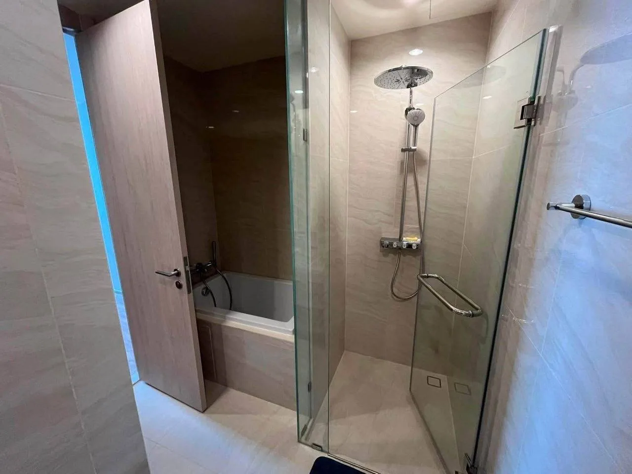 2 bedroom condo for rent in Thong Lo Bangkok - bathroom and modern finishes