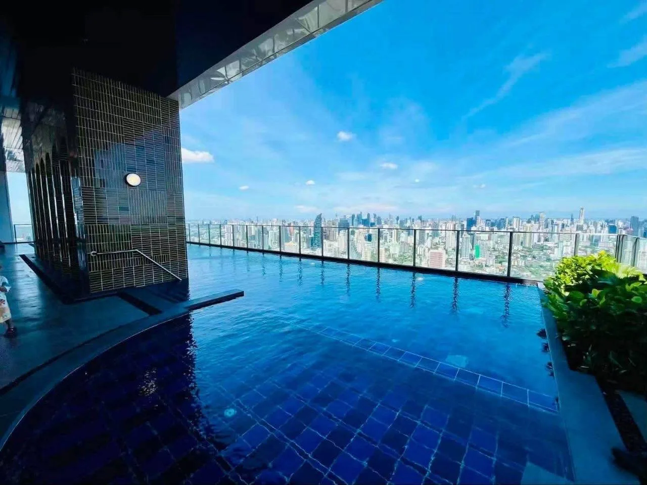 2 bedroom condo for rent in Thong Lo Bangkok - swimming pool and building amenities