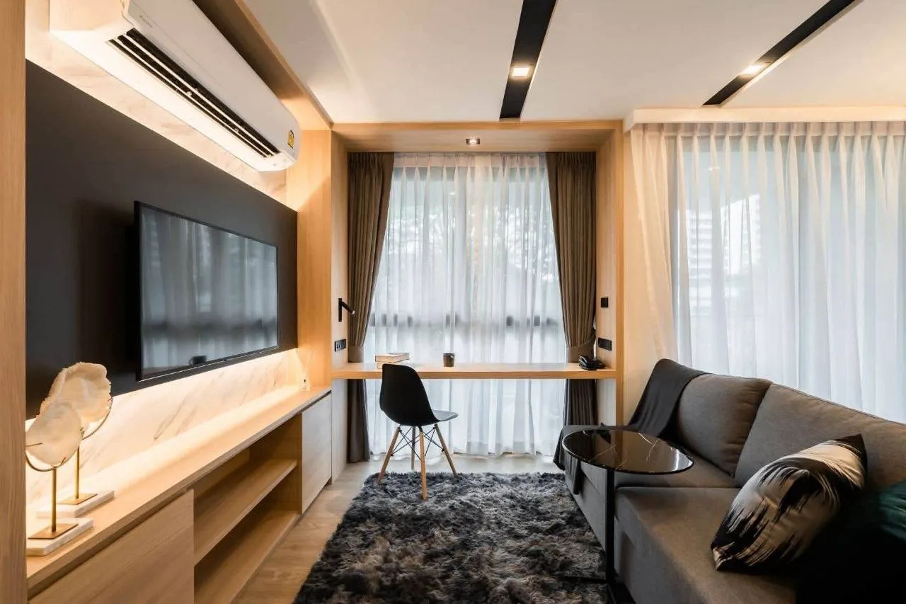 2 bedroom condo for rent in Ekkamai Bangkok - kitchen and dining area
