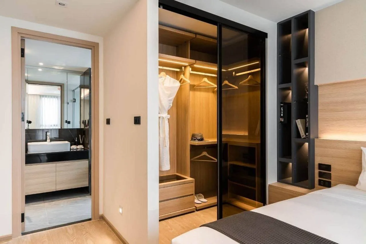 2 bedroom condo for rent in Ekkamai Bangkok - living room view