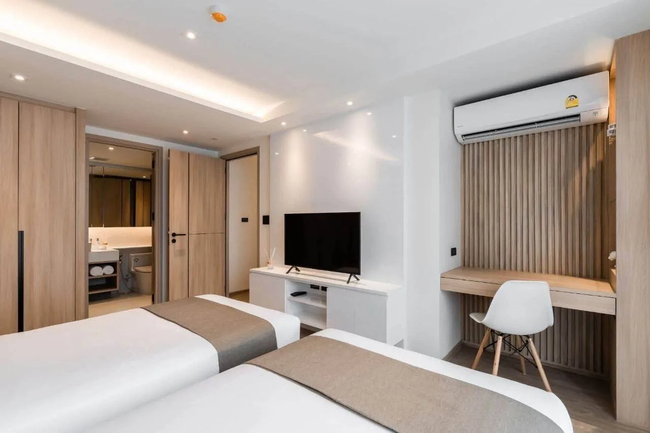 2 bedroom condo for rent in Ekkamai Bangkok - master bedroom interior
