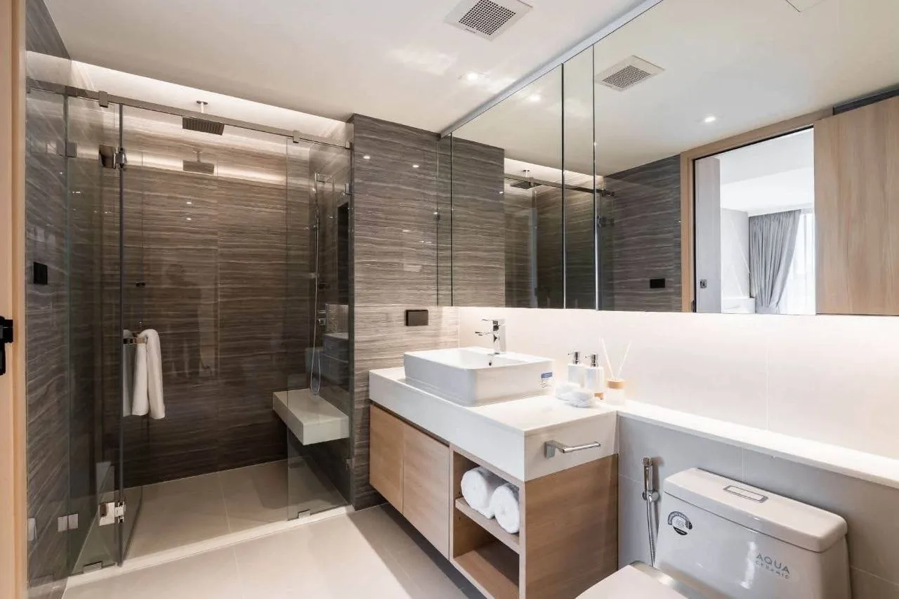2 bedroom condo for rent in Ekkamai Bangkok - bathroom and modern finishes