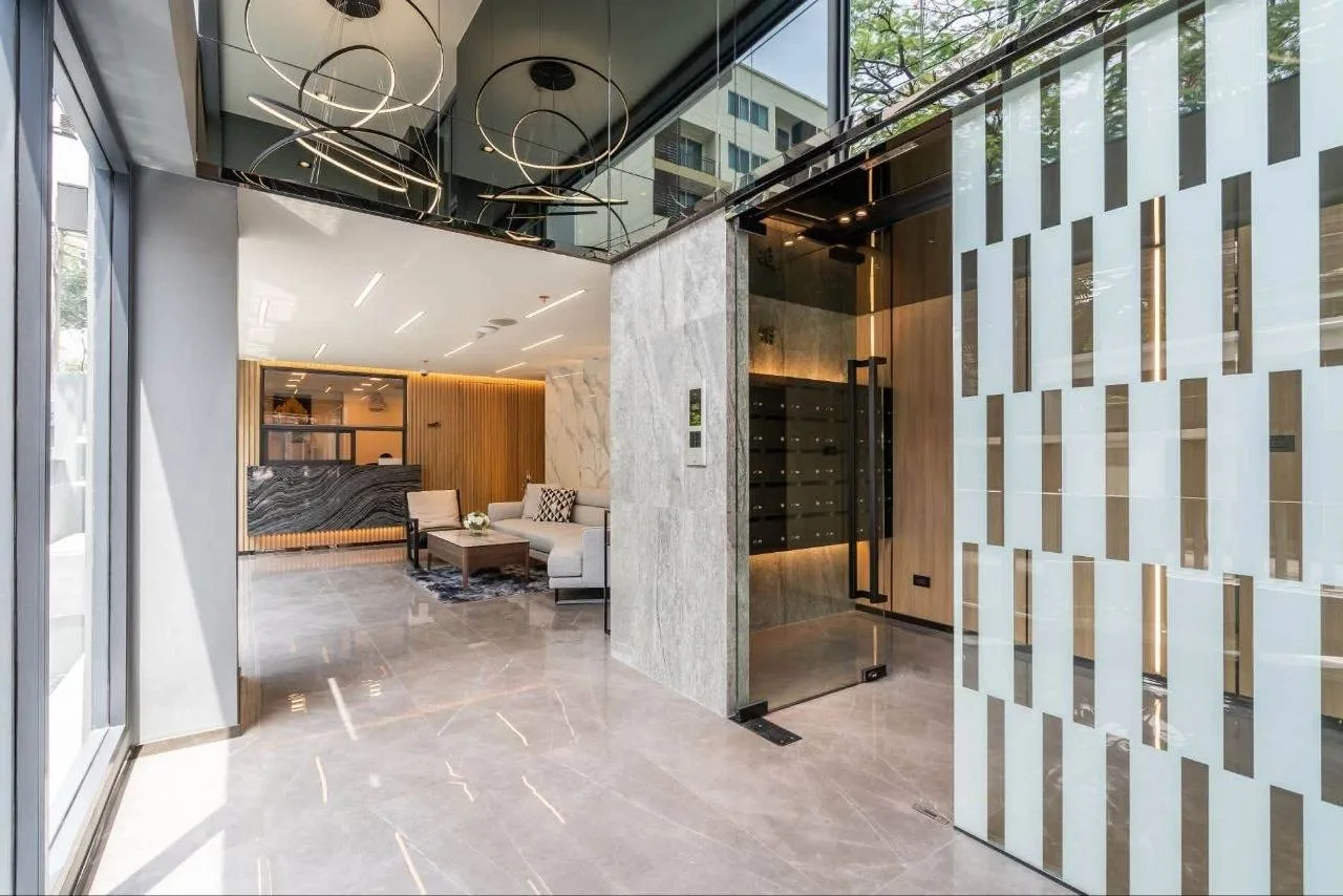 2 bedroom condo for rent in Ekkamai Bangkok - swimming pool and building amenities
