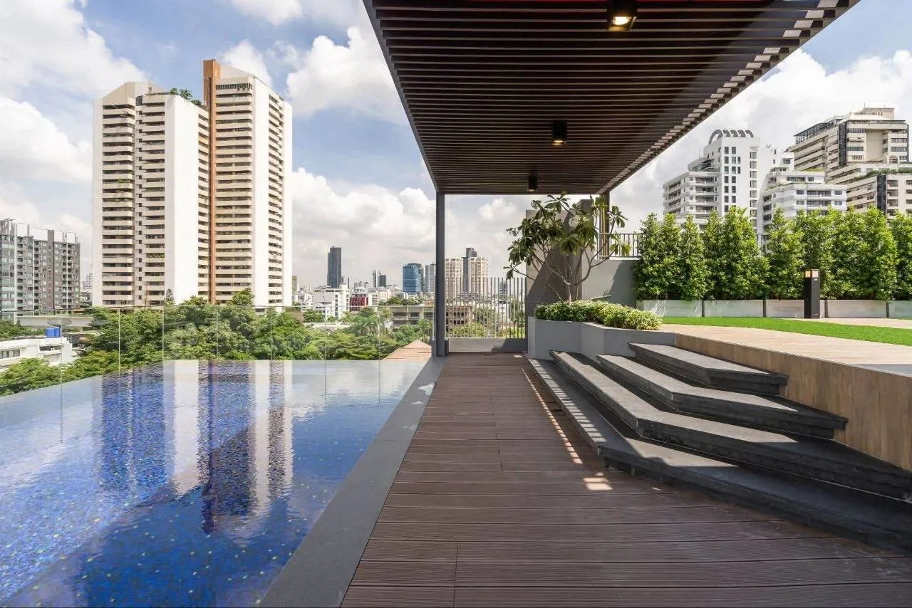 2 bedroom condo for rent in Ekkamai Bangkok - kitchen and dining area