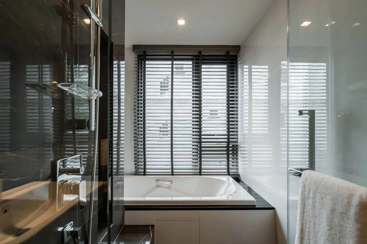 2 bedroom condo for rent in Ekkamai Bangkok - bathroom and modern finishes