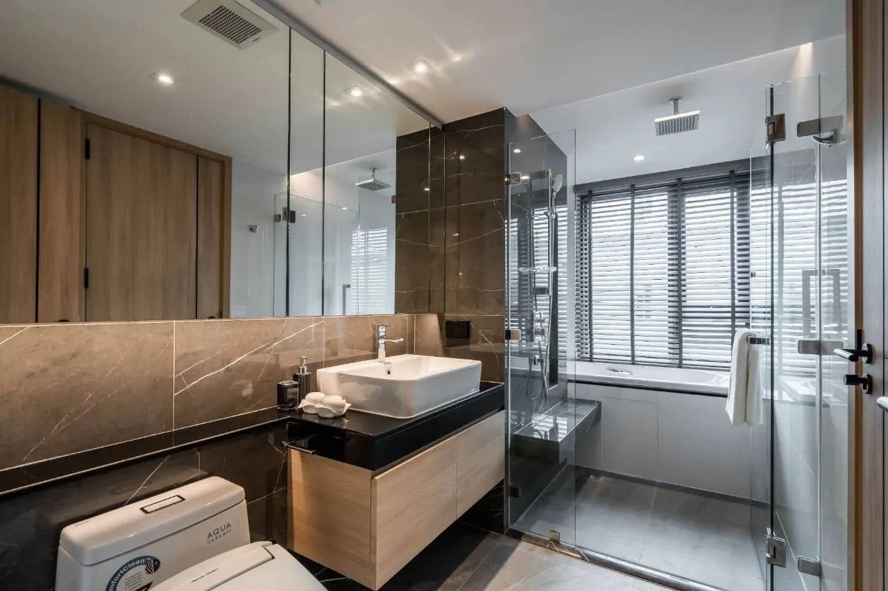 2 bedroom condo for rent in Ekkamai Bangkok - living room view