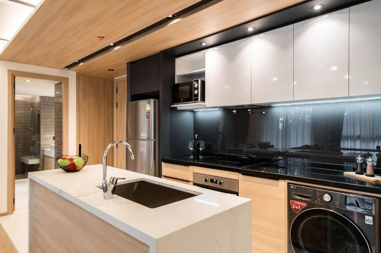 2 bedroom condo for rent in Ekkamai Bangkok - kitchen and dining area