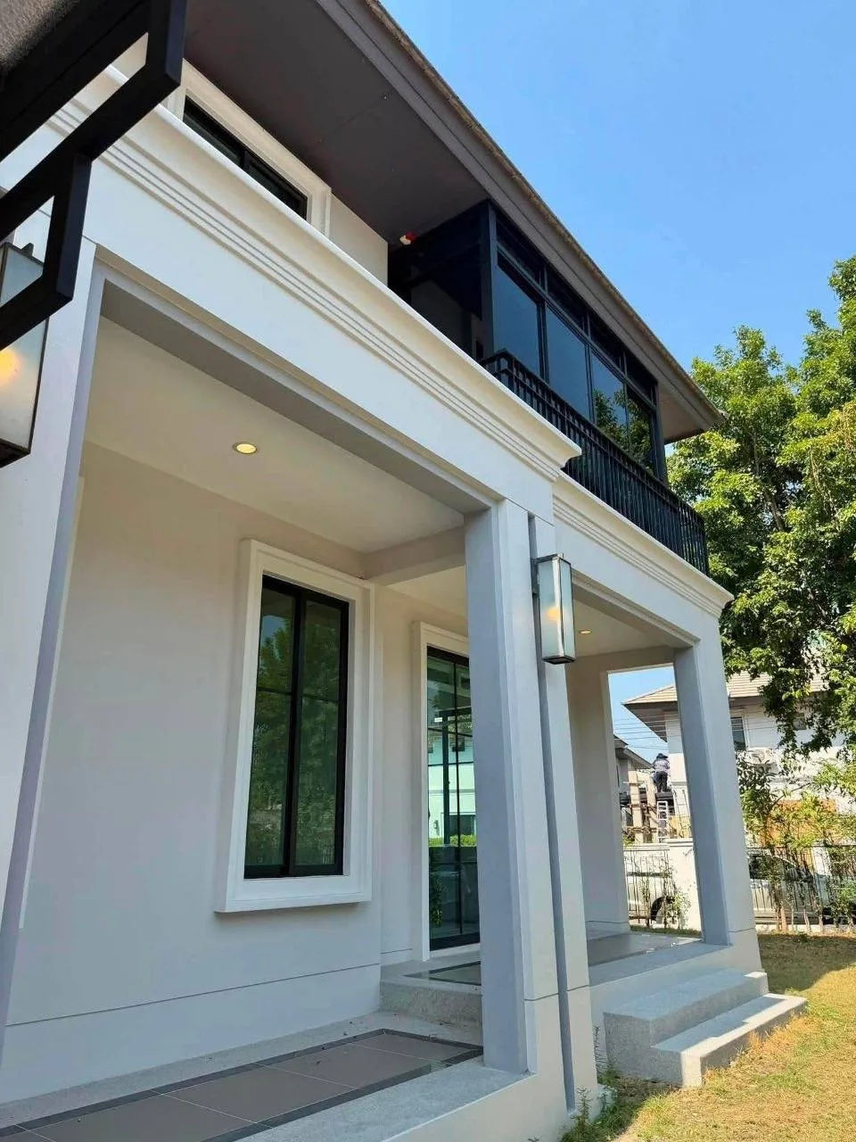 3 bedroom house for sale in Pattanakarn Bangkok - living room view