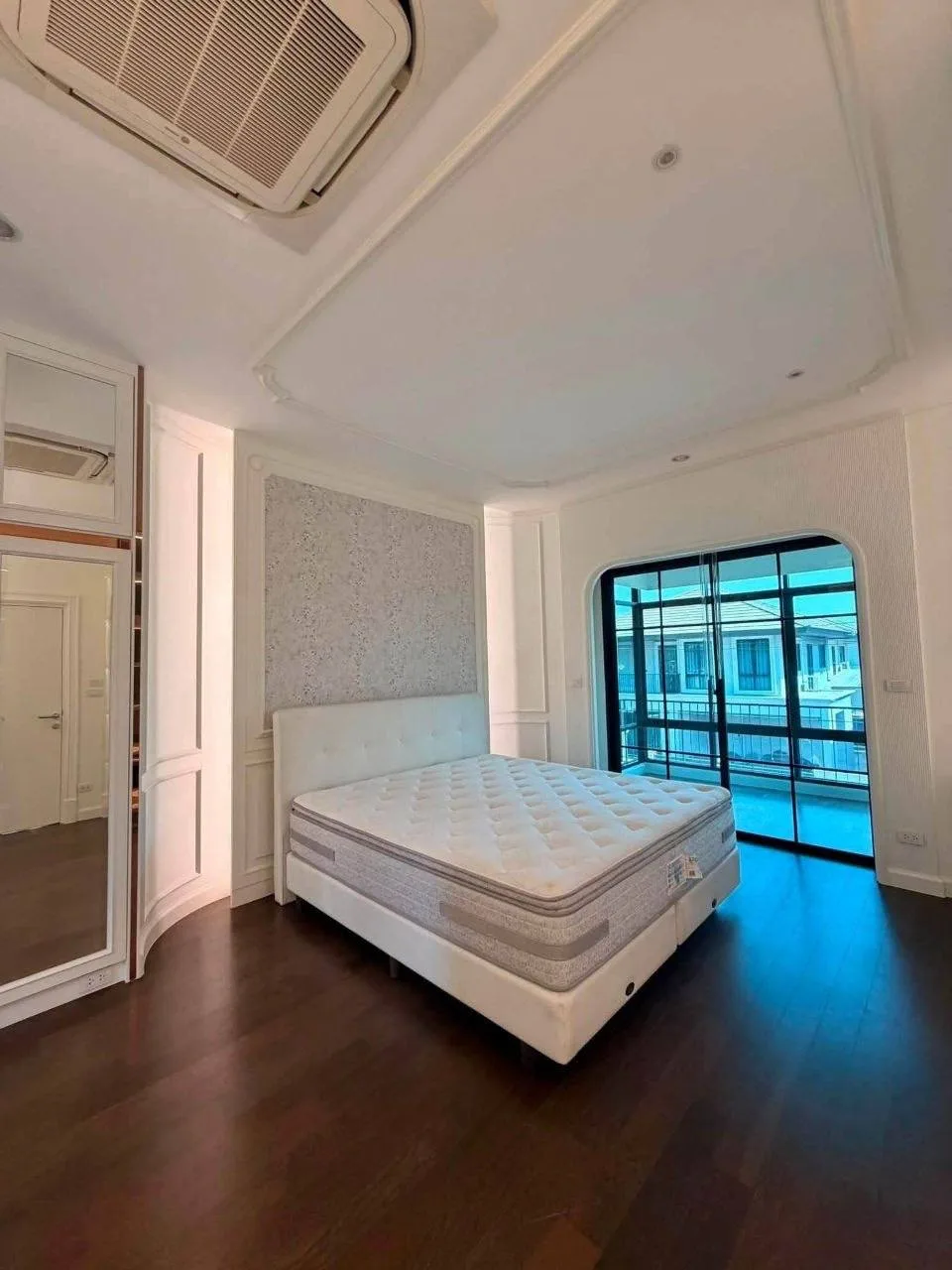 3 bedroom house for sale in Pattanakarn Bangkok - kitchen and dining area