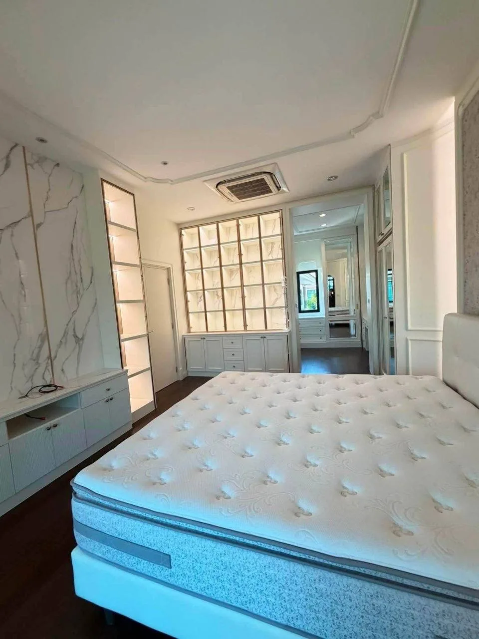 3 bedroom house for sale in Pattanakarn Bangkok - master bedroom interior