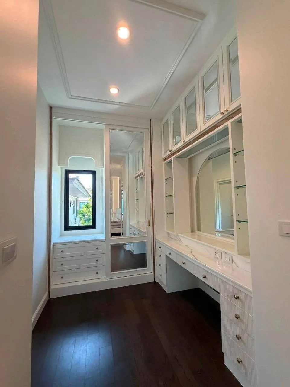 3 bedroom house for sale in Pattanakarn Bangkok - bathroom and modern finishes
