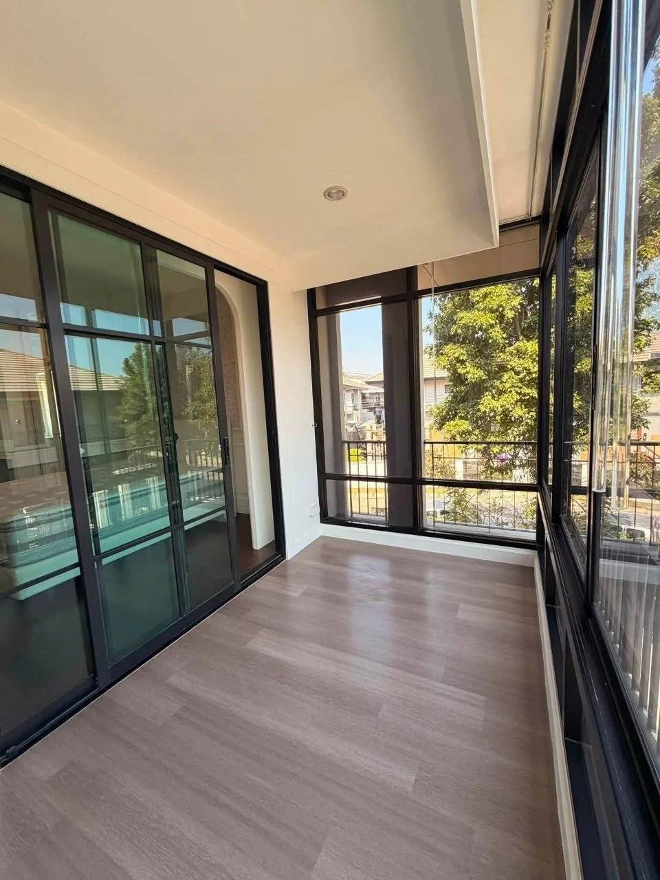 3 bedroom house for sale in Pattanakarn Bangkok - swimming pool and building amenities