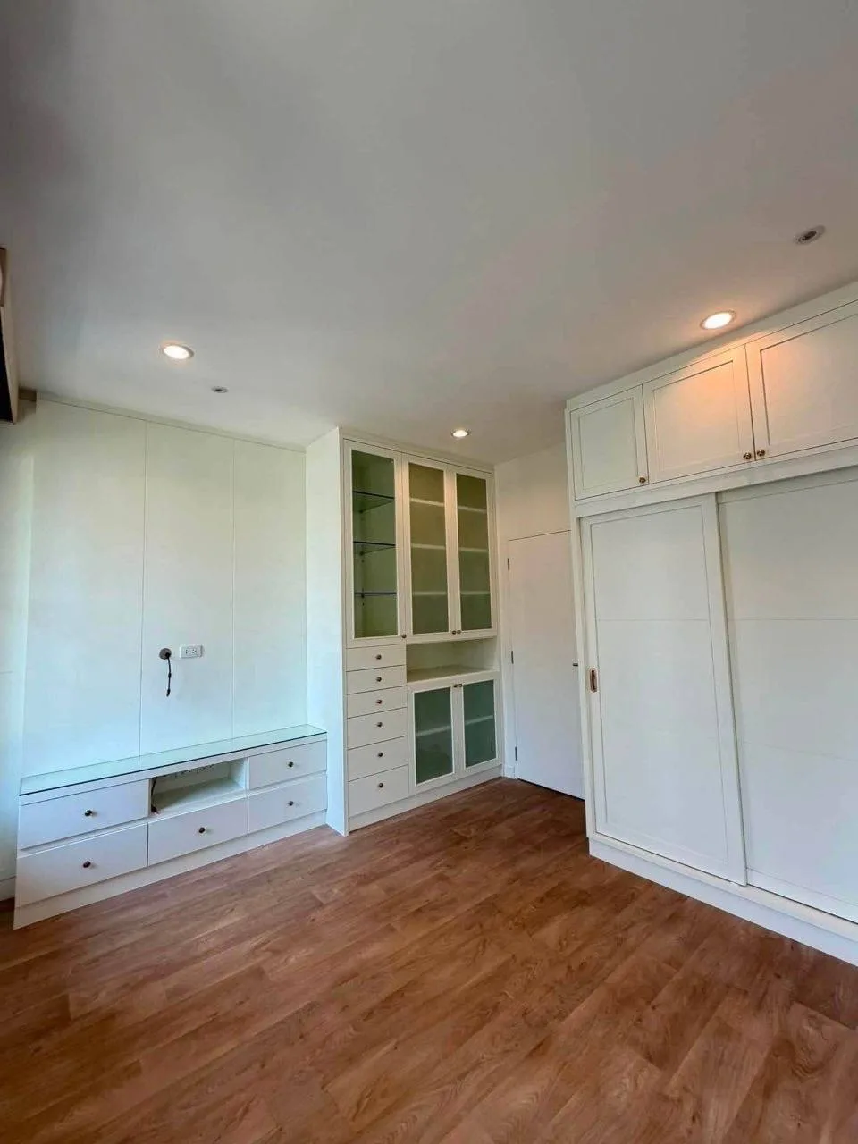 3 bedroom house for sale in Pattanakarn Bangkok - living room view