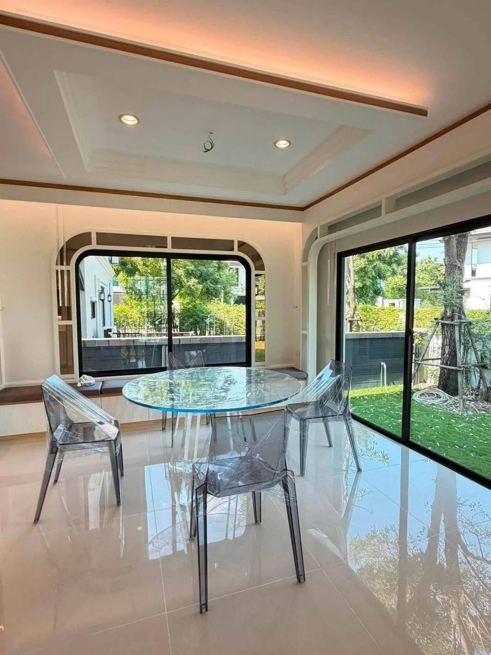 3 bedroom house for sale in Pattanakarn Bangkok - kitchen and dining area