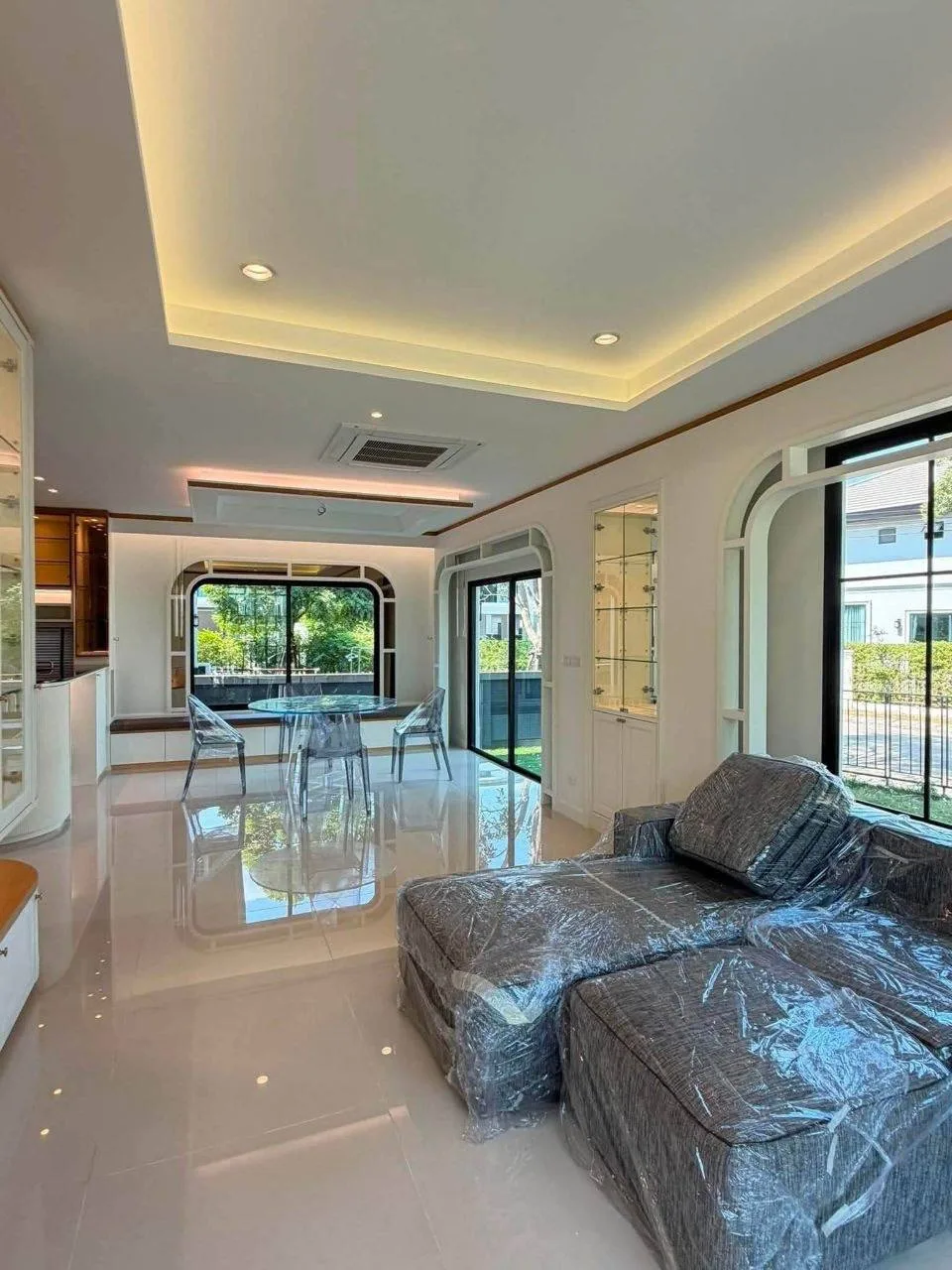 3 bedroom house for sale in Pattanakarn Bangkok - master bedroom interior