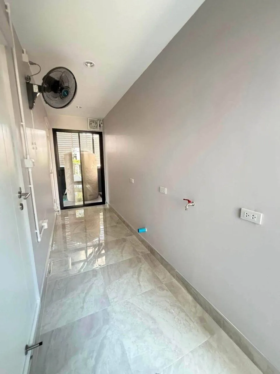 3 bedroom house for sale in Pattanakarn Bangkok - bathroom and modern finishes