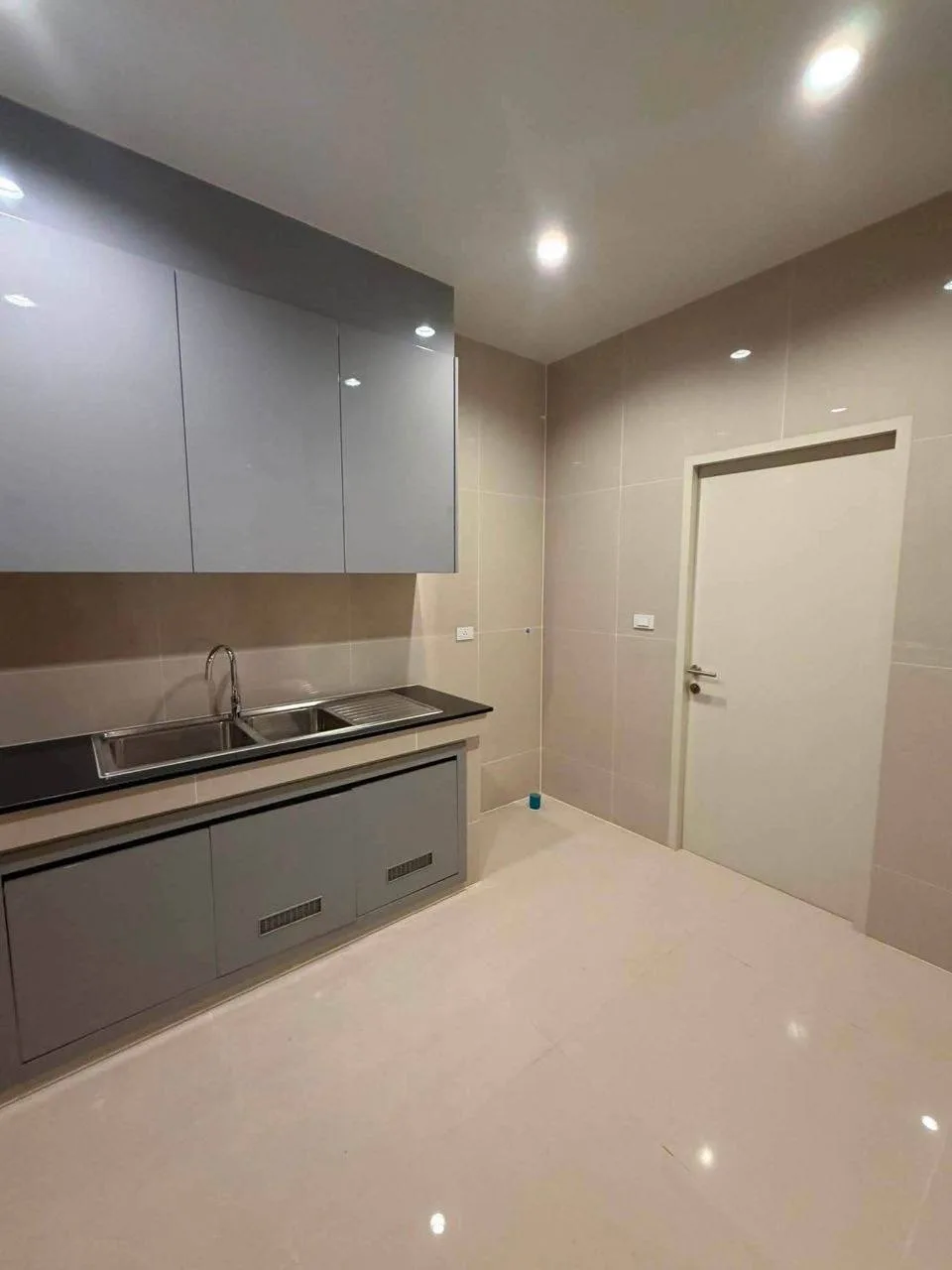 3 bedroom house for sale in Pattanakarn Bangkok - swimming pool and building amenities