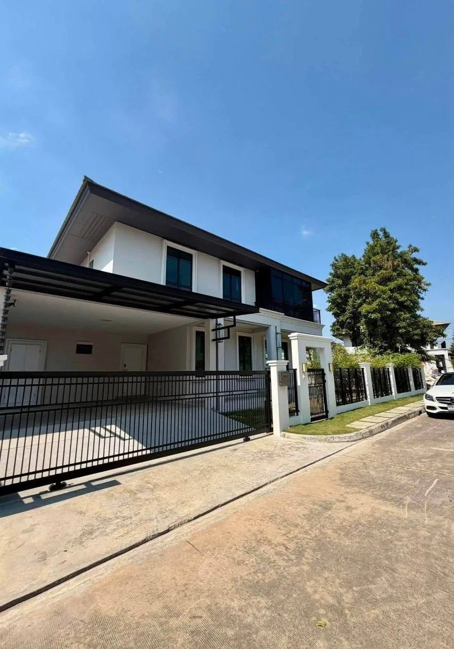 3 bedroom house for sale in Pattanakarn Bangkok - balcony perspective