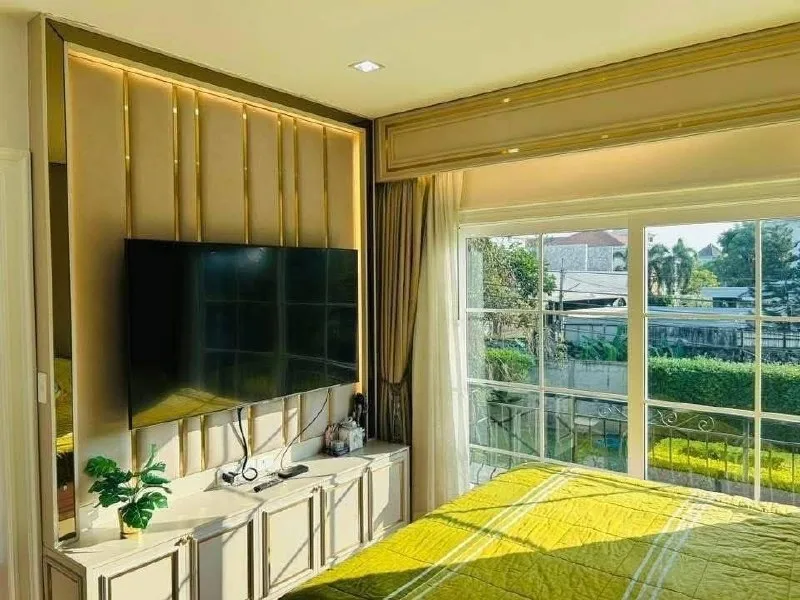 3 bedroom house for rent in Sathorn Bangkok - living room view
