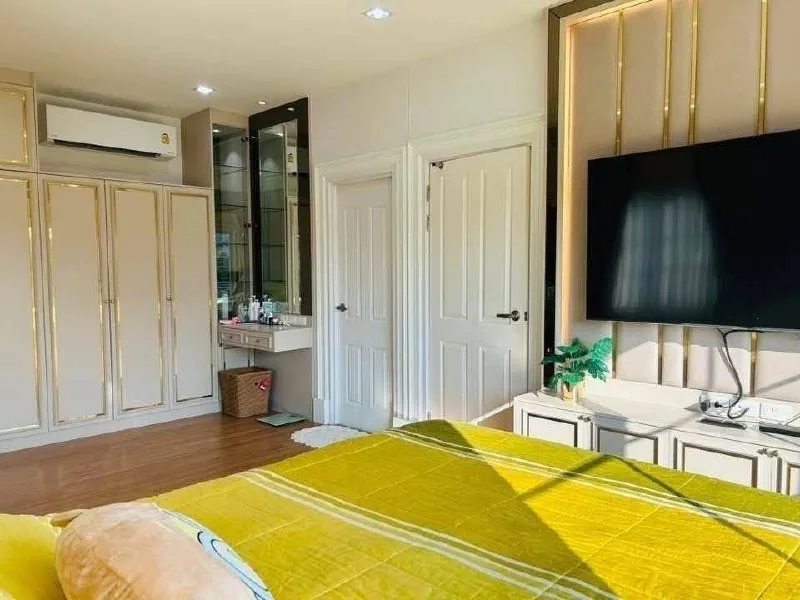3 bedroom house for rent in Sathorn Bangkok - master bedroom interior