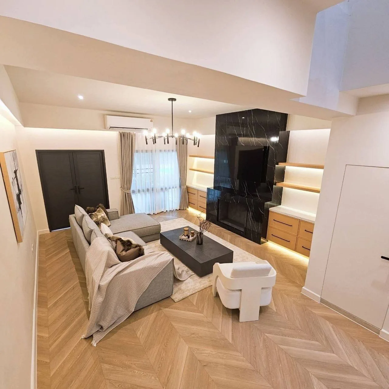 5 bedroom house for rent in Thong Lo Bangkok - master bedroom interior