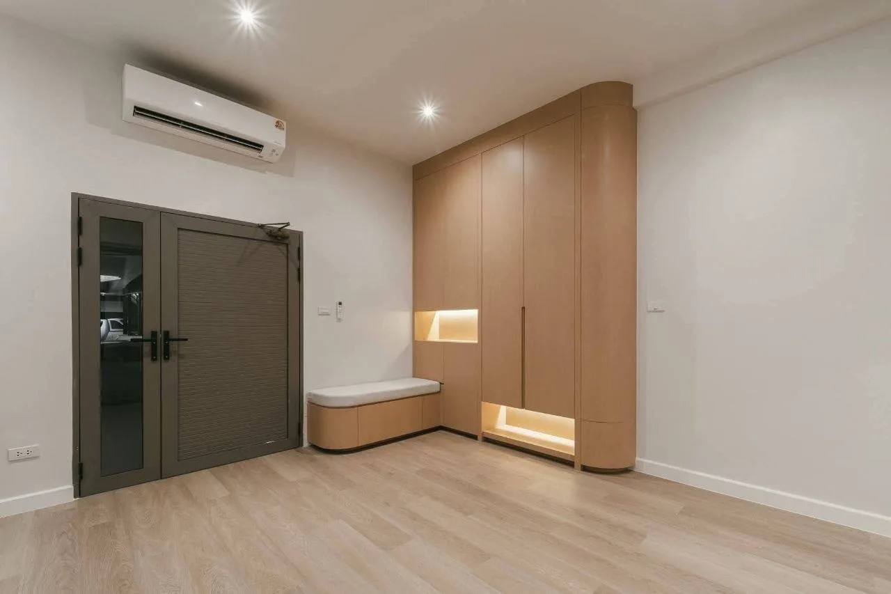 5 bedroom house for rent in Thong Lo Bangkok - kitchen and dining area