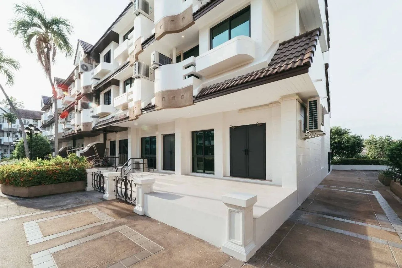 5 bedroom house for rent in Thong Lo Bangkok - kitchen and dining area