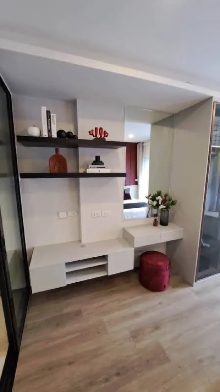 1 bedroom condo for rent in Huai Khwang Bangkok - balcony perspective