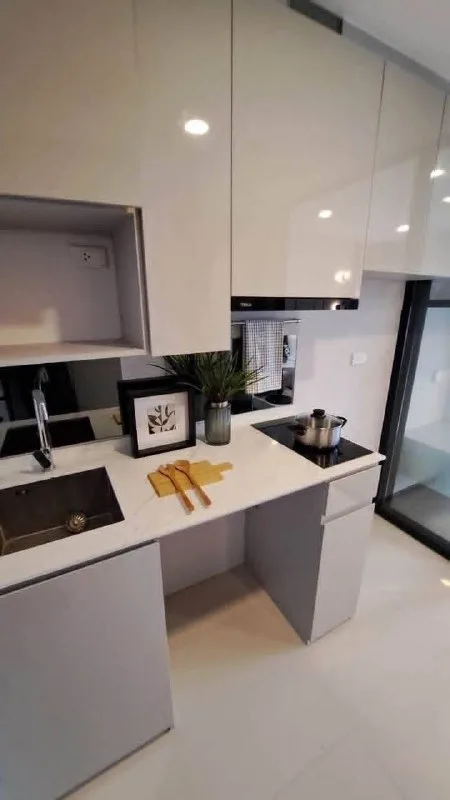 1 bedroom condo for rent in Huai Khwang Bangkok - kitchen and dining area