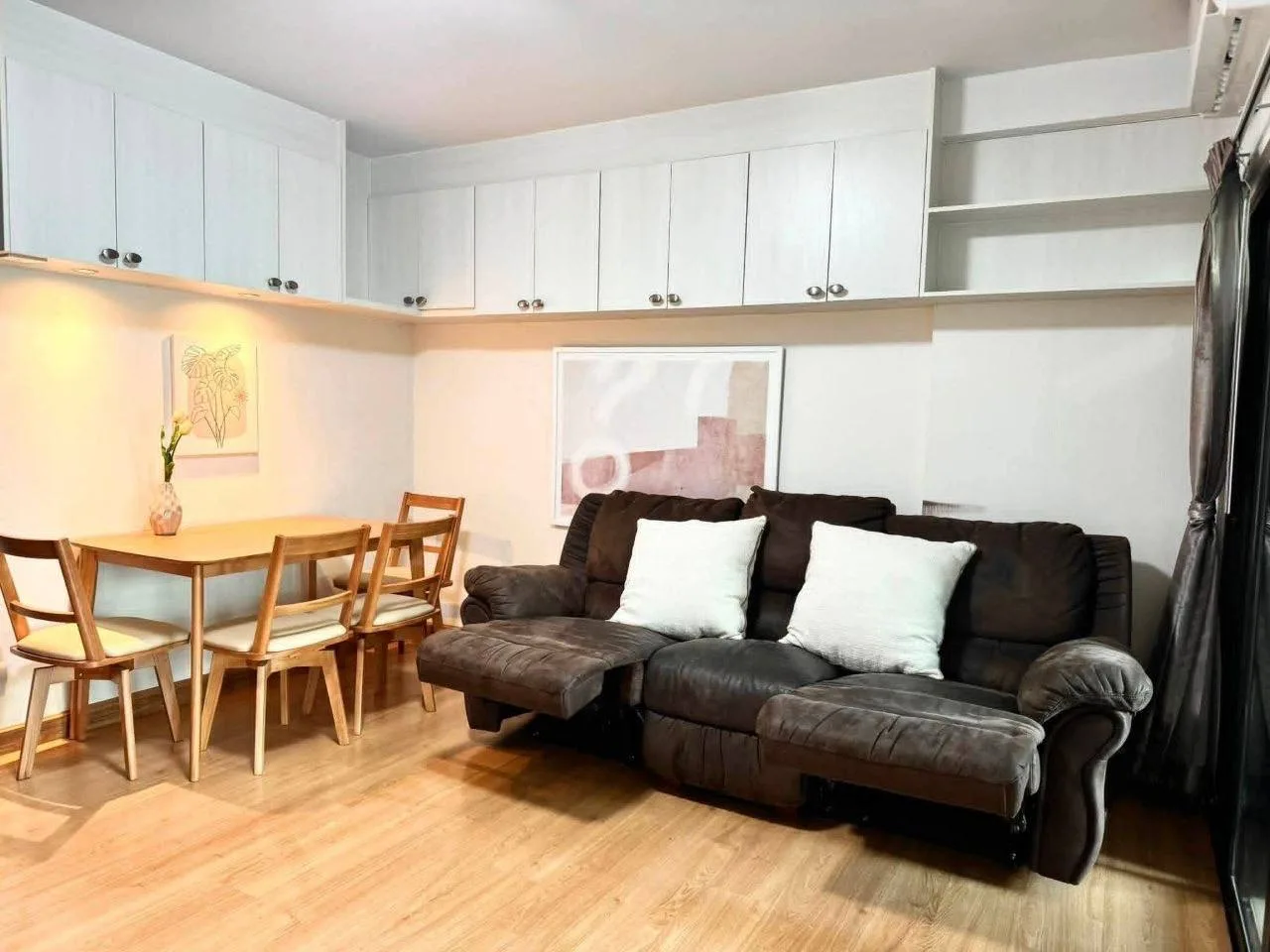 2 bedroom condo for rent in Sukhumvit Bangkok - kitchen and dining area