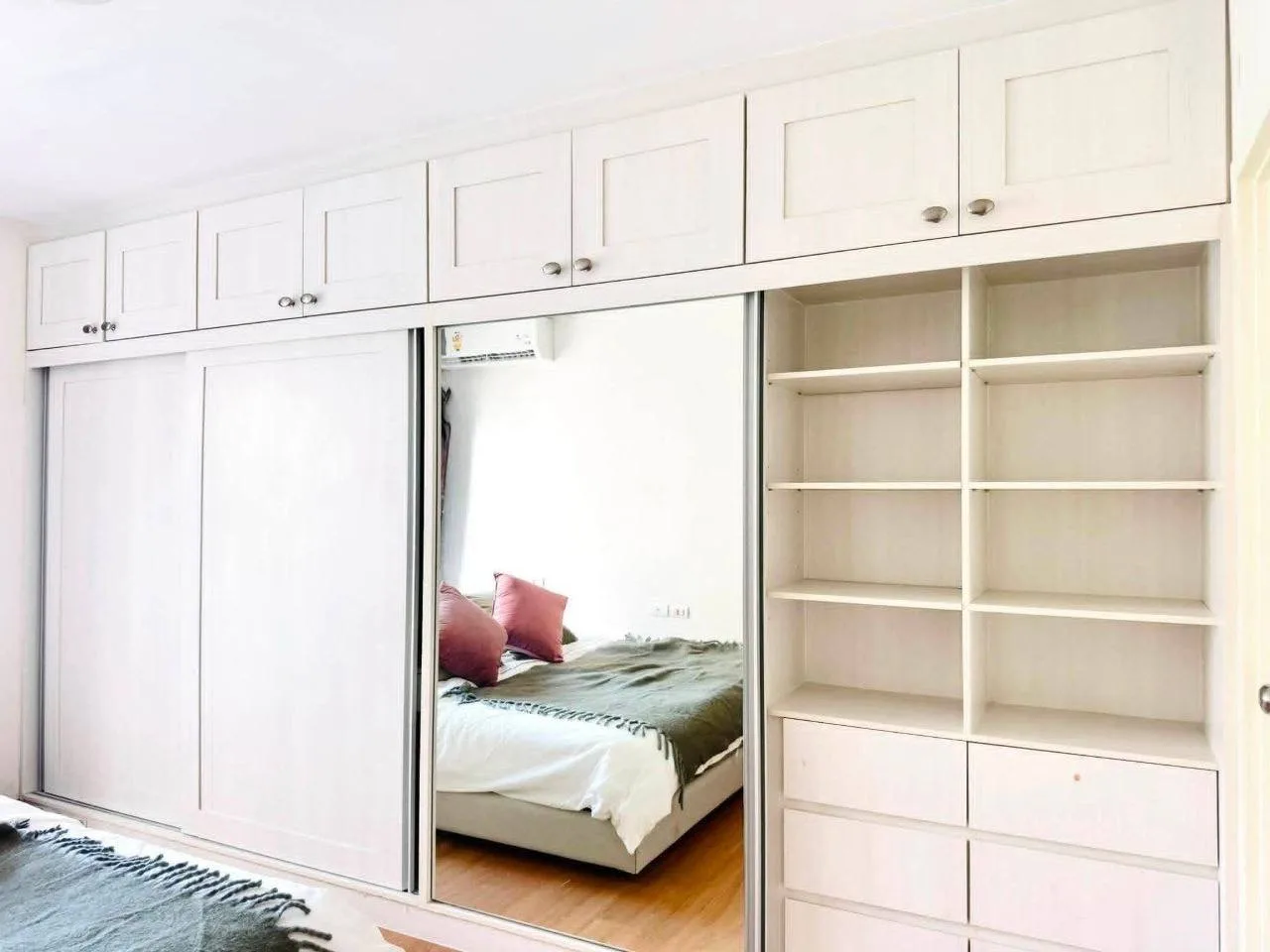 2 bedroom condo for rent in Sukhumvit Bangkok - living room view