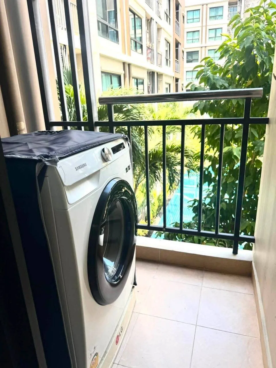 2 bedroom condo for rent in Sukhumvit Bangkok - kitchen and dining area
