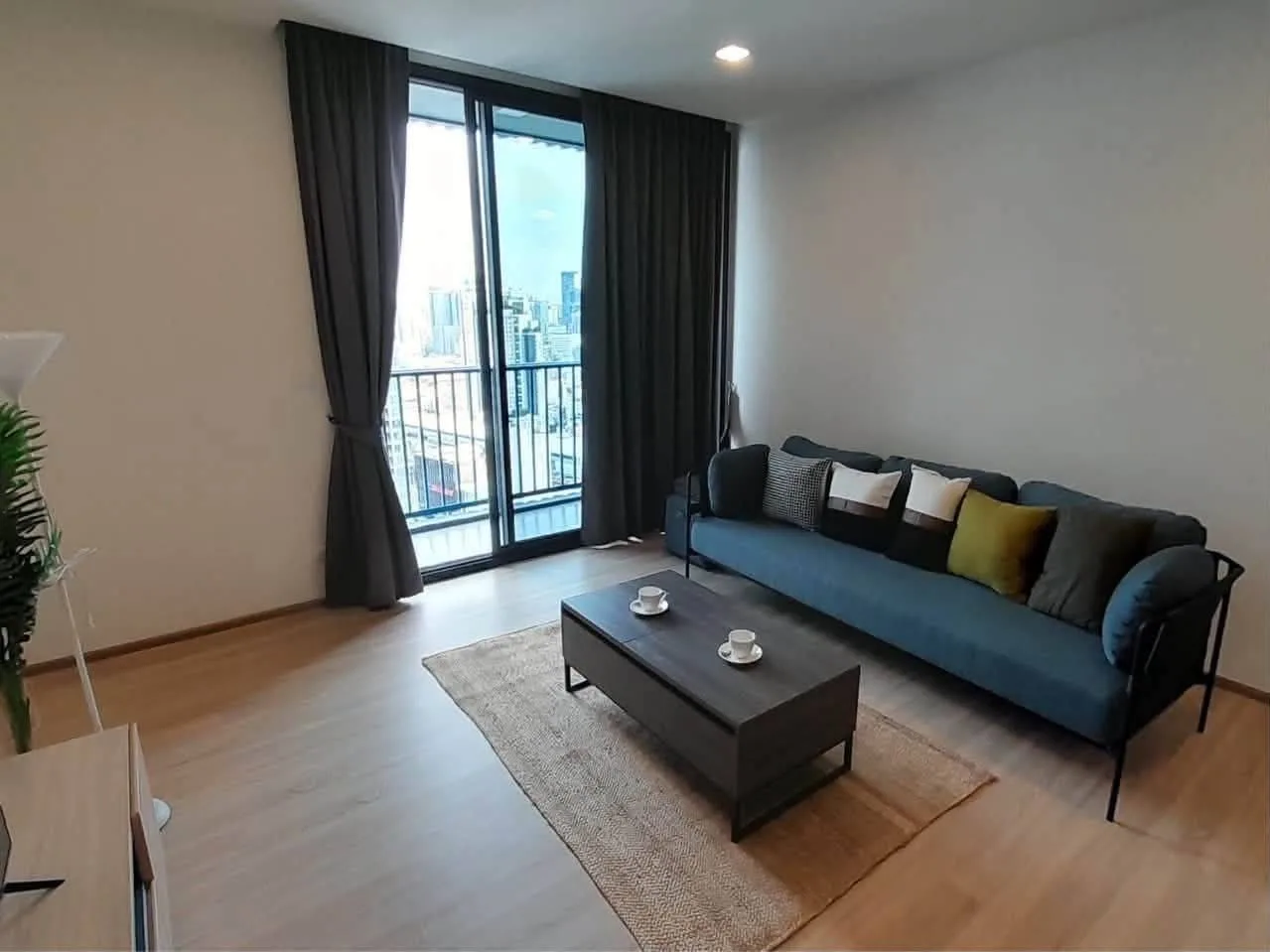 2 bedroom condo for rent in Phaya Thai Bangkok - living room view