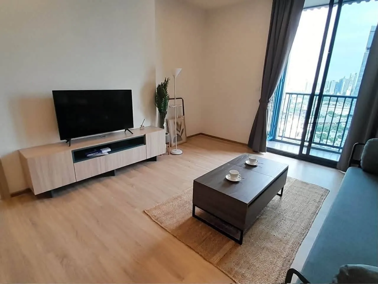 2 bedroom condo for rent in Phaya Thai Bangkok - kitchen and dining area