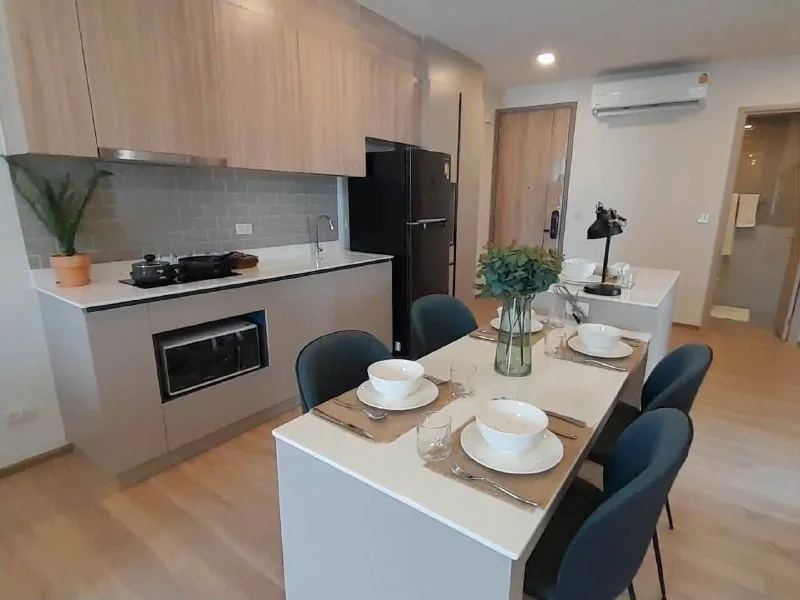 2 bedroom condo for rent in Phaya Thai Bangkok - bathroom and modern finishes