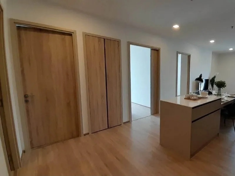 2 bedroom condo for rent in Phaya Thai Bangkok - balcony perspective