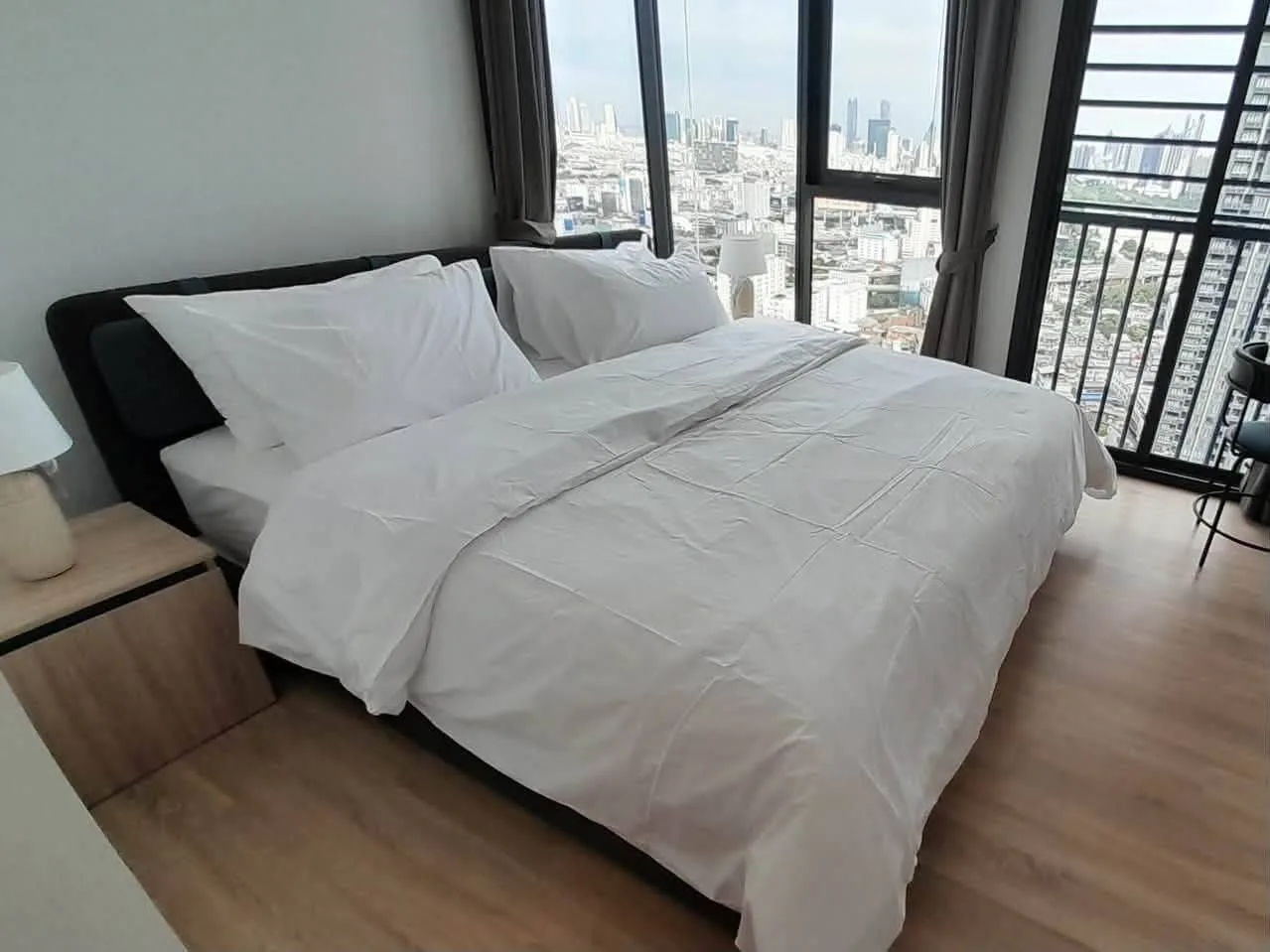 2 bedroom condo for rent in Phaya Thai Bangkok - living room view