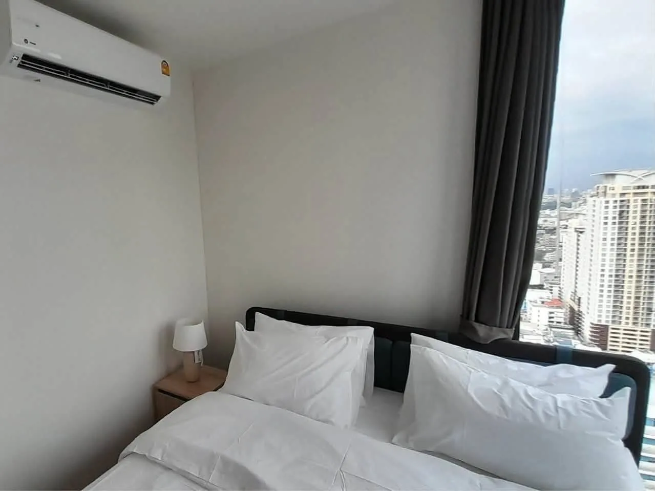 2 bedroom condo for rent in Phaya Thai Bangkok - kitchen and dining area