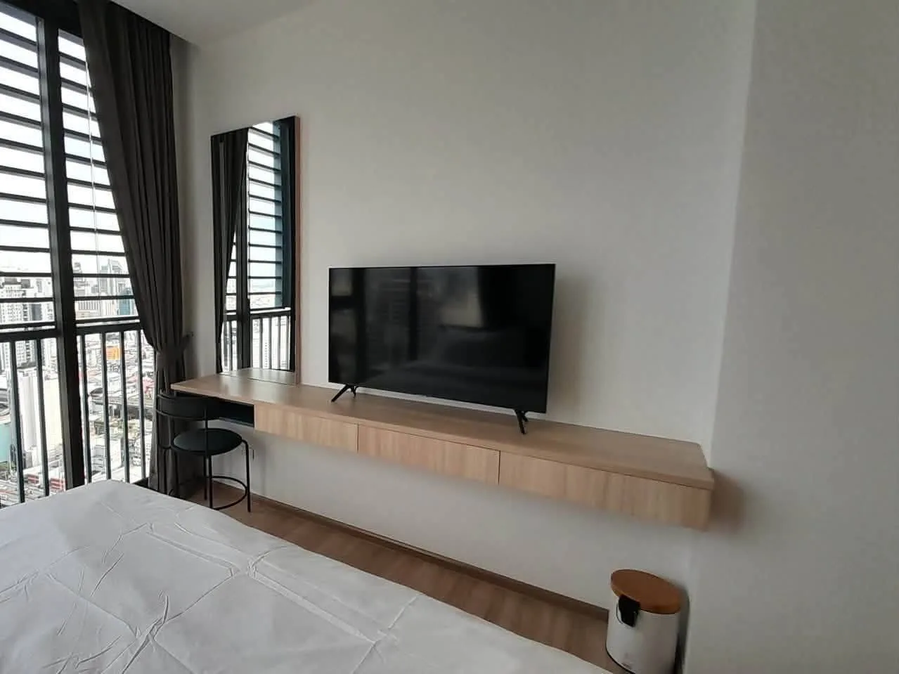 2 bedroom condo for rent in Phaya Thai Bangkok - master bedroom interior