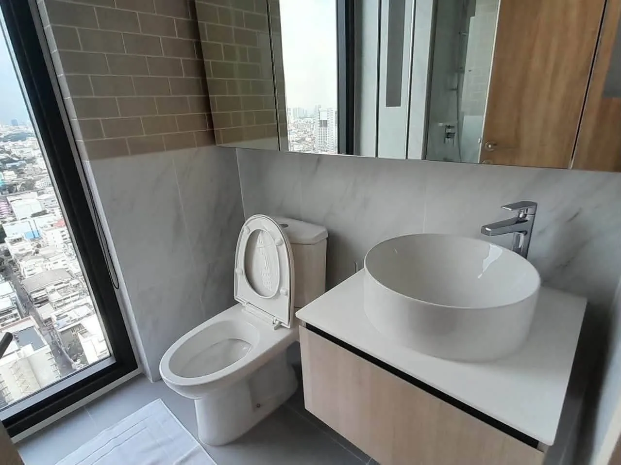 2 bedroom condo for rent in Phaya Thai Bangkok - balcony perspective